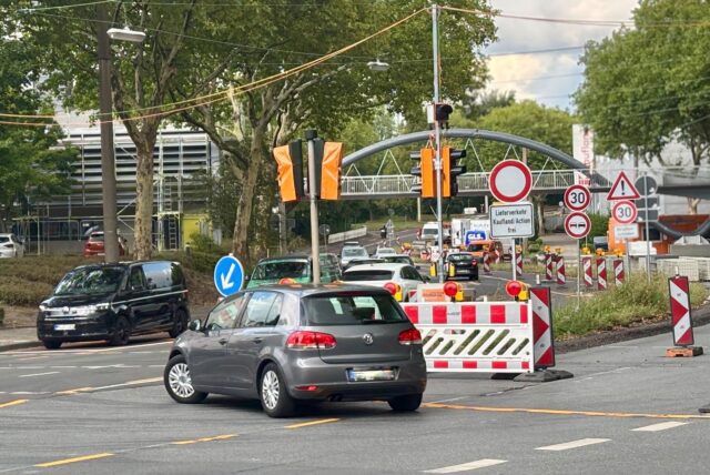 Ein Autofahrer versucht, im letzten Moment von der rechten auf die linke Spur zu wechseln, um auf dem Altstadtring zu bleiben.