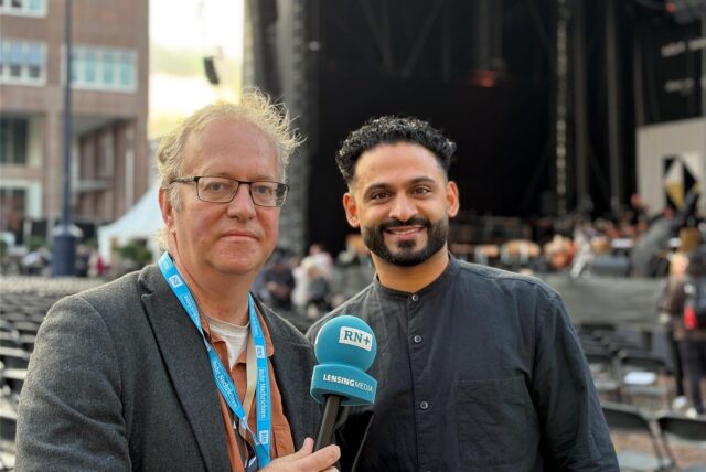 Oliver Volmerich und Jordan de Souza schauen auf dem Friedensplatz in Dortmund in die Kamera.