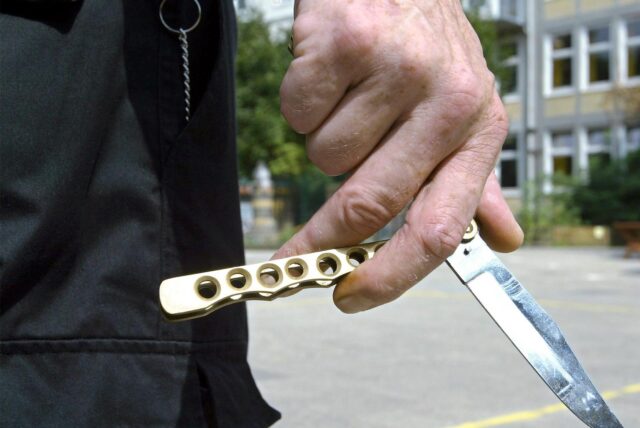 Eine Hand hält ein Butterfly-Messer.