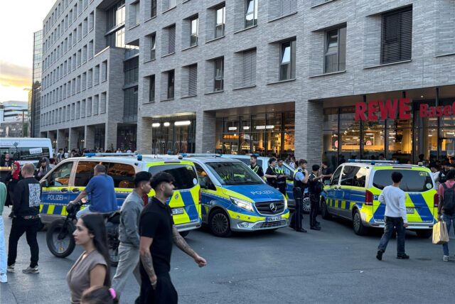 Mehrere Streifenwagen stehen vor dem Rewe Basecamp in der Dortmunder City.
