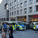 Mehrere Streifenwagen stehen vor dem Rewe Basecamp in der Dortmunder City.