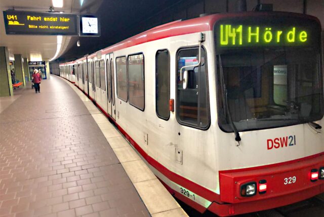 Eine Bahn der Linie U41 in Dortmund steht an einer Haltestelle. (Archivbild)