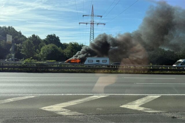 Schwarze Rauchschwaden, ein Auto in Vollbrand: Einsatz für Polizei und Feuerwehr am Sonntag-Vormittag (7.9.) auf der A2 im Kreuz Dortmund Nordost.