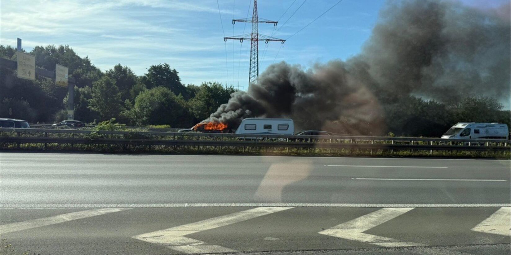 Auto auf A2 bei Lünen und Dortmund in Vollbrand: Einsatz läuft