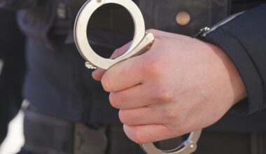 Mann bedroht Kinder auf Spielplatz mit Messer