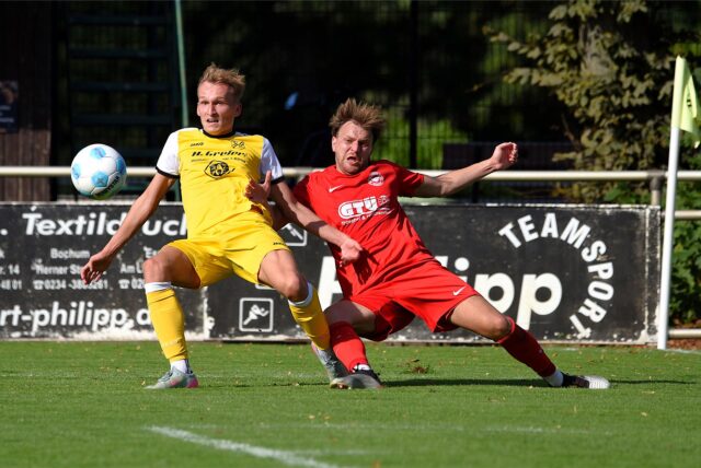 Fußballer Nico Glüsing im Zweikampf um den Ball