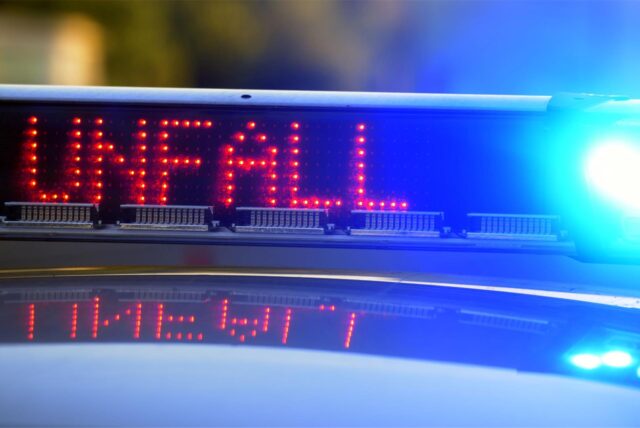Polizeiauto mit Blaulicht und „Unfall“-Aufschrift (Symbolbild)