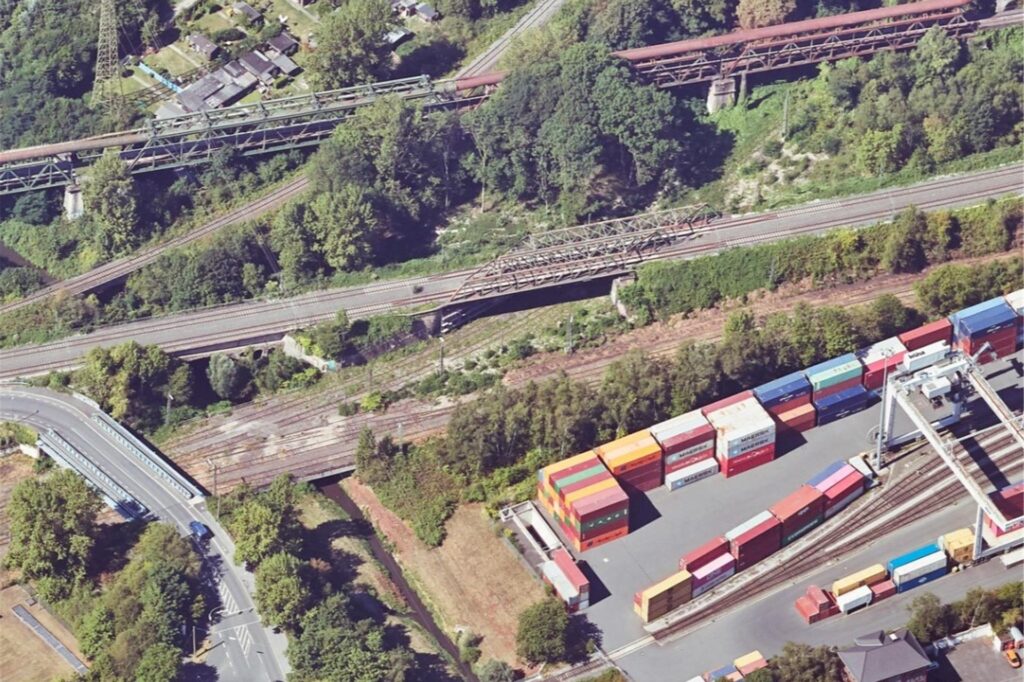 Ein Luftbild des Hansa-Brückenzugs an der Franziusstraße in Dortmund.