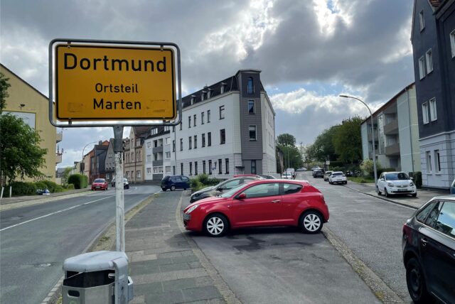 Ortseingangsschild zum Ortsteil Marten, das in der Steinhammerstraße steht