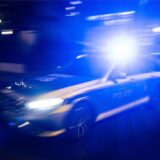 EIn Polizeiauto mit Blaulicht (Symbolbild)