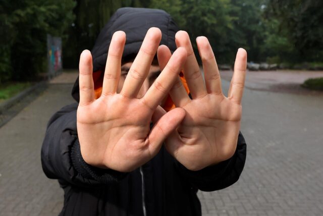 Ein 60-jähriger Mann wurde im Bochumer Westpark Opfer eines homophob motivierten Raubüberfalls. Jetzt sind die jugendlichen Täter verurteilt worden. (Symbolbild)