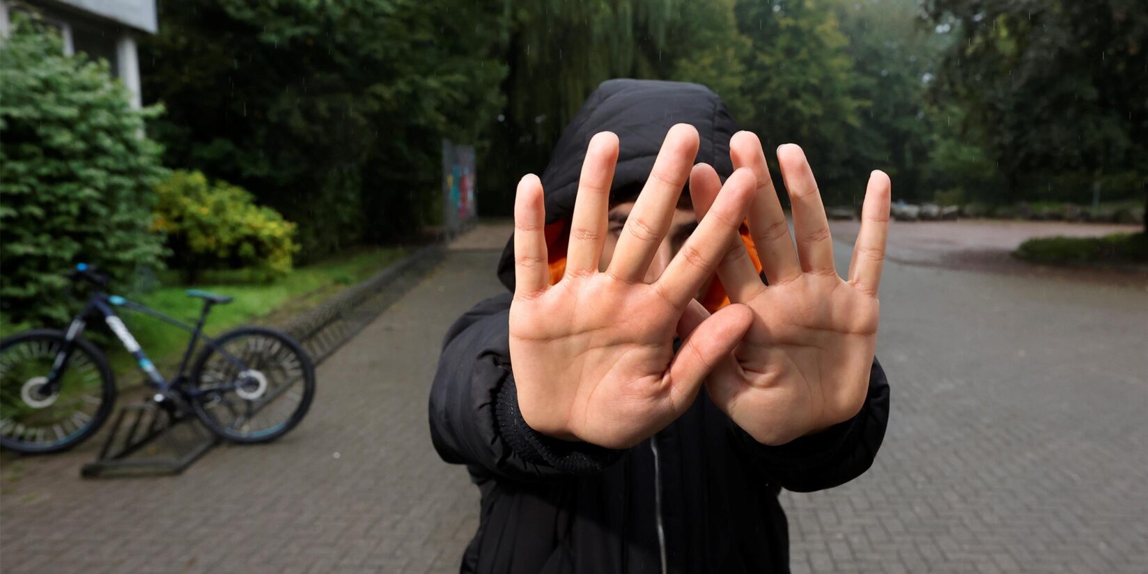 Homosexueller Mann (60) von „Schwuelenhassern“ angelockt und verprügelt