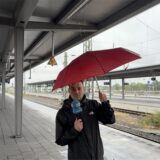 Reporter Martin Bytomski steht mit einem Schirm unter der Undichten Stelle am Dortmunder Hauptbahnhof.