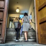 Mehrere Menschen betreten das Amtsgericht Dortmund.