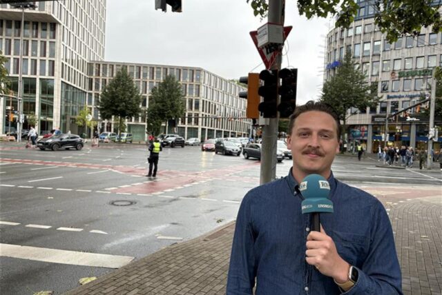 Reporter Tim Hübbertz steht an der Kreuzung Südwall und Hohe Straße in Dortmund.