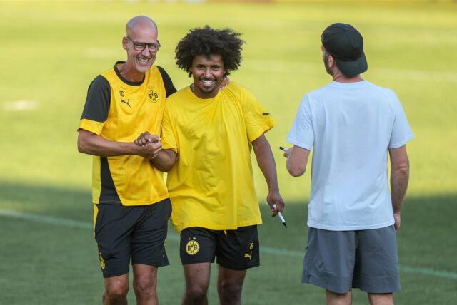 Carsten Cramer hat Karim Adeyemi im Arm.