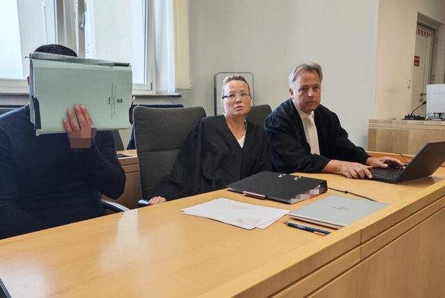 Hat zum Prozessauftakt zu den Vorwürfen geschwiegen: Der Angeklagte neben seiner Verteidigerin Petra Brüchert-Pastor und seinem Verteidiger Andreas Wieser im Essener Landgericht.