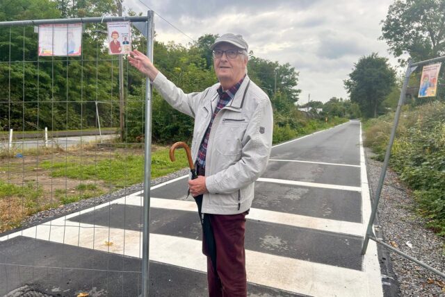 Dieter Osbelt am nur noch halb geschlossenen Bauzaun an der Zufahrt zum Hoesch-Hafenbahn-Weg am Zehnthof.