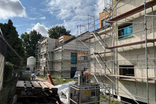 Der Bau von vier Mehrfamilienhäusern an der Brechtener Straße ist in vollem Gange.