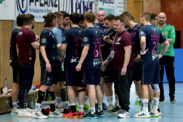 Spieler stehen in einer Auszeit zusammen.