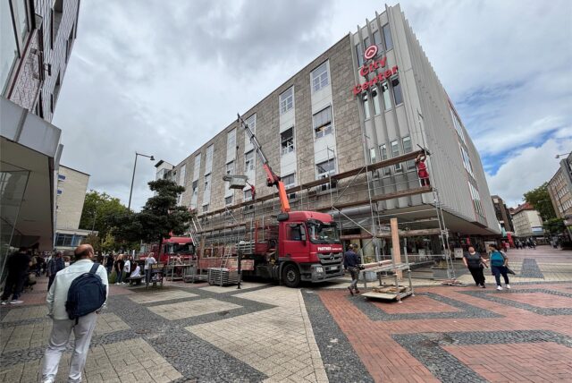 Ein großes Gerüst wurde am 1. September am Castrop City Center aufgebaut: Das einstige Hertie-Gebäude wird saniert und bekommt eine neue Großmieterin.
