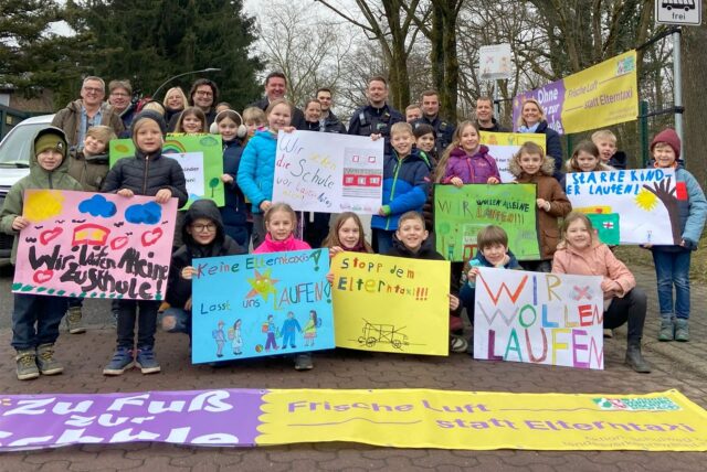 Kinder der Waldschule in Rauxel freuten sich, als sie im Februar 2025 die erste „Schulstraße“ der Stadt vor dem Schulgebäude bekamen.