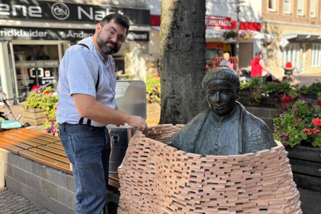 Garvin Dickhof legt Bauklotz für Bauklotz um die Eierfrau.