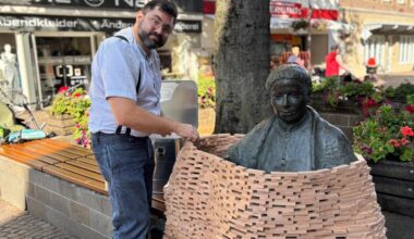 Künstler Garvin Dickhof verhüllt Skulpturen mit Bauklötzen