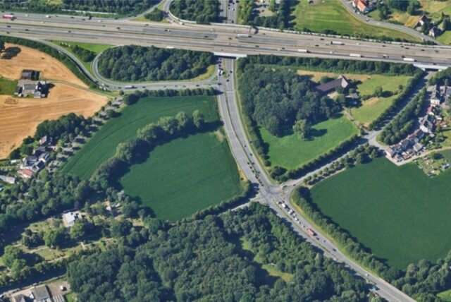 Schrägluftbild der Kreuzung Emscherallee/Königsheide in Dortmund-Mengede, am oberen Bildrand die Anschlussstelle Mengede zur Autobahn 2.