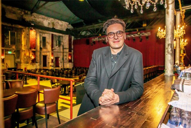 Theaterdirektor Marvin Boettcher lehnt am Tresen des RevuePalastes Ruhr in Herten.