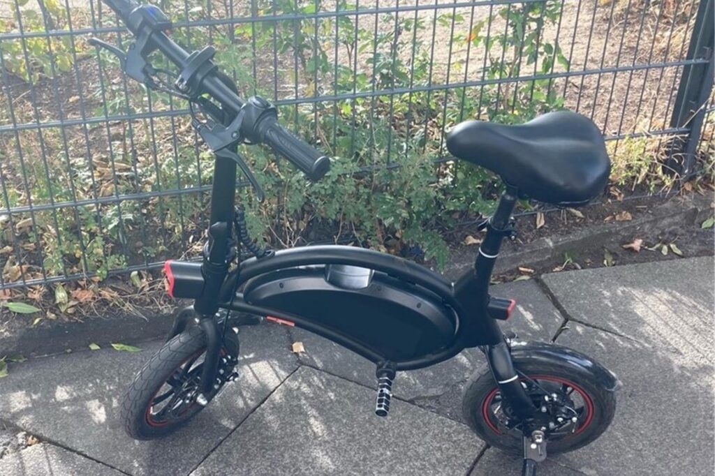 Das Foto zeigt ein Elektro-Laufrad für Erwachsene.