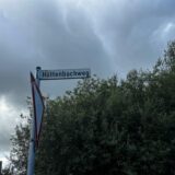 Ein Schild mit der Aufschrift Hüttenbachweg