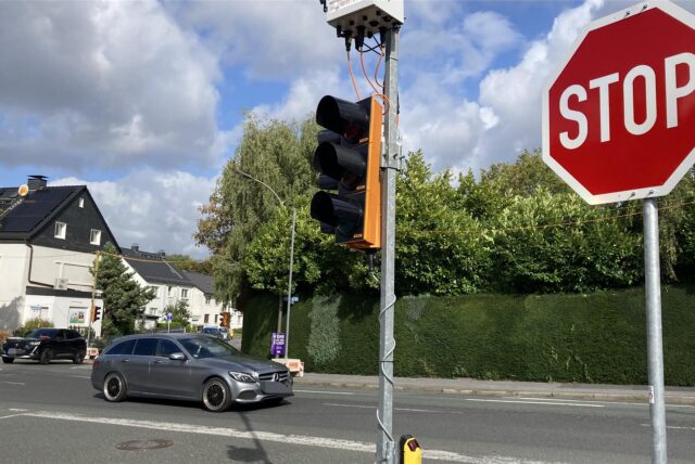 „Bombenverdachtspunkt“ an der B 54: Eine Ampel regelt während der Überprüfung den Verkehr.