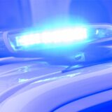Das Blaulicht eines Polizeiwagens leuchtet.