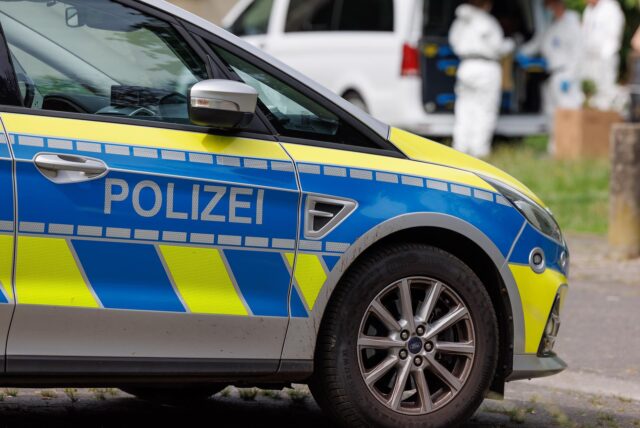 Ein Einsatzwagen hält an der Straße.