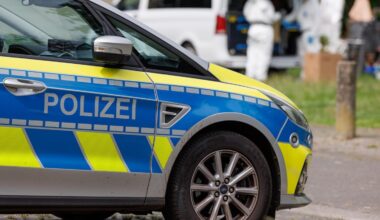 Polizei sucht Mann mit Fotos