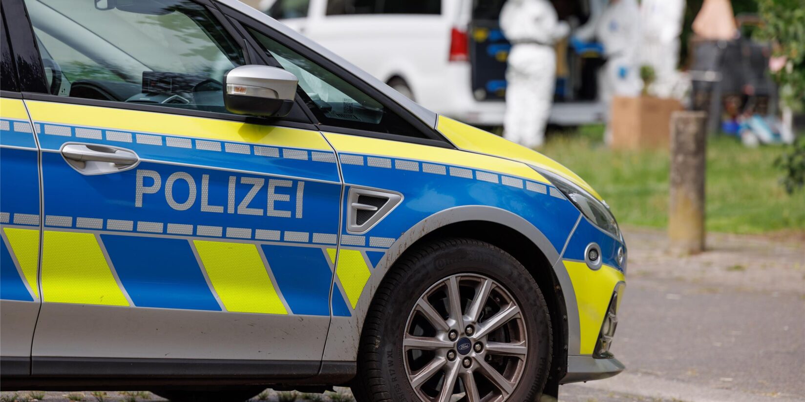 Polizei sucht Mann mit Fotos