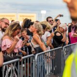 Beim SunsetPicknick am 6. September 2025 auf der Halde Hoheward in Herten tanzen Frauen und Männer hinter einer Absperrung.