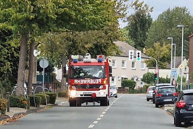 Ein Einsatzfahrzeug der Feuerwehr fährt auf der Zechenstraße.