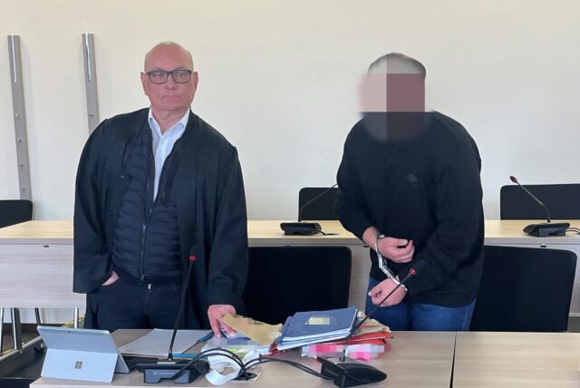 Wurde mit Handschellen zur Anklagebank gebracht: Der Angeklagte neben seinem Verteidiger Andreas Neumann im Essener Landgericht.