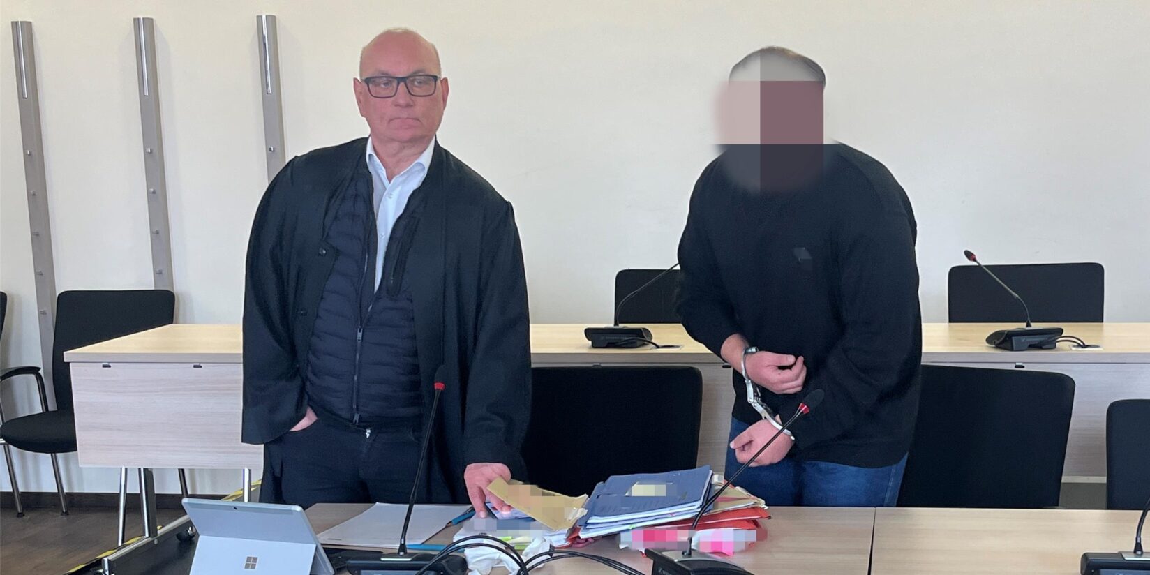 Student flüchtet mit Freundin in Polizeiwache