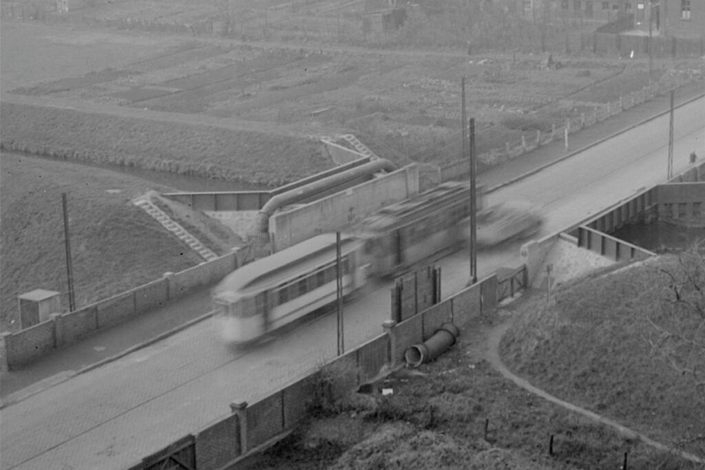 Straßenbahn überquert im Jahr 1948 auf der Straße Bärenbruch in Marten den Roßbach.    Straßenbahn überquert im Jahr 1948 auf der Straße Bärenbruch in Marten den Roßbach.