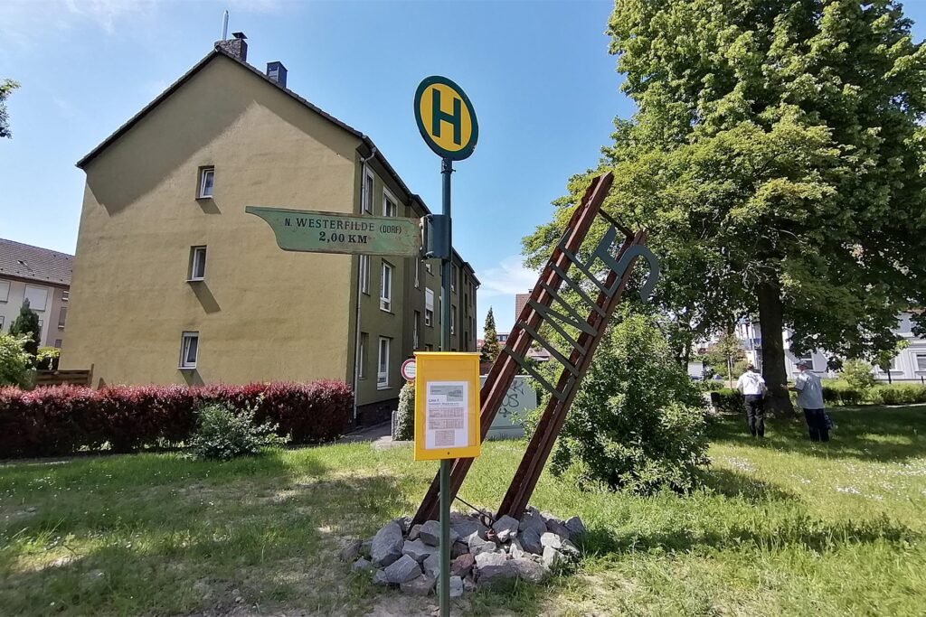 Skulptur aus Straßenbahnschienen an der Dönnstraße in Dortmund-Mengede.  Skulptur aus Straßenbahnschienen an der Dönnstraße in Dortmund-Mengede.