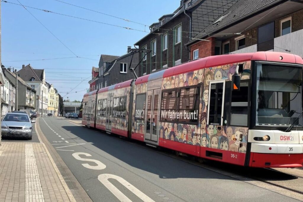 Stadtbahn U44 an der Haltestelle Walbertstraße/Schulmuseum in Dortmund-Marten. Stadtbahn U44 an der Haltestelle Walbertstraße/Schulmuseum in Dortmund-Marten.