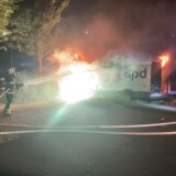 Der Lieferwagen wird in Dortmund von der Feuerwehr gelöscht.
