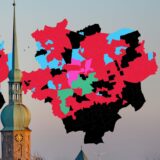 Eine Montage zweier Karten mit Wahlergebnissen mit der Reinoldikirche