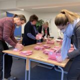 Wahlhelfer in Herten beim Auszählen der Wahlzettel.