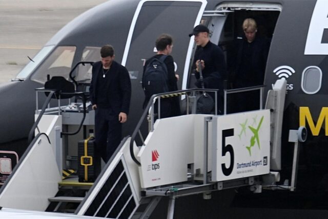 Pascal Groß, Nico Schlotterbeck und Daniel Svensson steigen aus einem Flugzeug.