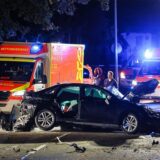 Ein Auto steht auf der Fahrbahn nach einem Unfall in Hagen-Haspe. Der 20-jährige Fahrer starb noch am Unfallort. Zwei junge Frauen wurden verletzt.