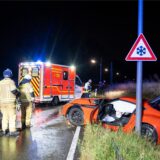 Einsatzkräfte stehen neben einem verunfallten Pkw an der Bockholter Straße in Recklinghausen